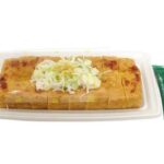 セブンイレブンの栃尾の油揚げ ねぎ・生姜。税込価格：430円、カロリー：356kcal、たんぱく質：31.4g、脂質：24.9g、炭水化物：2.6g、糖質：0.7g、食物繊維：1.9g、食塩相当量：1.3g。新潟名物「栃尾の油揚げ」を焼きあげて、ねぎと生姜をのせたおつまみです。アレルギー：小麦。