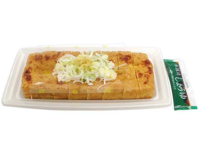 セブンイレブンの栃尾の油揚げ ねぎ・生姜。税込価格：430円、カロリー：356kcal、たんぱく質：31.4g、脂質：24.9g、炭水化物：2.6g、糖質：0.7g、食物繊維：1.9g、食塩相当量：1.3g。新潟名物「栃尾の油揚げ」を焼きあげて、ねぎと生姜をのせたおつまみです。アレルギー：小麦。