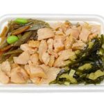 セブンイレブンの焼き鮭御飯を比較する。税込価格：441円、カロリー：323kcal、1円あたりカロリー：0.73kcal/円、たんぱく質：10.5g、1円あたりたんぱく質：0.02g/円、脂質：4.9g、炭水化物：59.7g、糖質：58.7g、食物繊維：1g、食塩相当量：2.7g。鮭昆布だしで炊き上げた御飯に、香ばしく焼いた鮭と２種の副菜のお弁当です。アレルギー：卵、小麦。