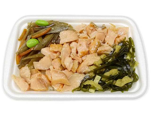 セブンイレブンの焼き鮭御飯を比較する。税込価格：441円、カロリー：323kcal、1円あたりカロリー：0.73kcal/円、たんぱく質：10.5g、1円あたりたんぱく質：0.02g/円、脂質：4.9g、炭水化物：59.7g、糖質：58.7g、食物繊維：1g、食塩相当量：2.7g。鮭昆布だしで炊き上げた御飯に、香ばしく焼いた鮭と２種の副菜のお弁当です。アレルギー：卵、小麦。