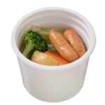 セブンイレブンのごろっと具材のポトフを比較する。税込価格：387円、カロリー：130kcal、1円あたりカロリー：0.34kcal/円、たんぱく質：7.7g、1円あたりたんぱく質：0.02g/円、脂質：6.9g、炭水化物：10.7g、糖質：8g、食物繊維：2.7g、食塩相当量：2.6g。ごろっとした具材を使用したポトフです。野菜の自然な甘味と畜肉の旨味を感じられるスープに仕立てました。アレルギー：卵、乳、小麦。