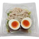 セブンイレブンのたんぱく質が摂れる鶏むね肉サラダを比較する。税込価格：484円、カロリー：175kcal、1円あたりカロリー：0.36kcal/円、たんぱく質：21.2g、1円あたりたんぱく質：0.04g/円、脂質：8.6g、炭水化物：3.8g、糖質：2.7g、食物繊維：1.1g、食塩相当量：2.5g。鶏むね肉を使用した１食で約２０ｇのたんぱく質が摂れるサラダです。アレルギー：卵、乳、小麦。