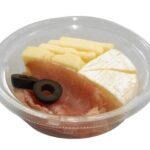 セブンイレブンの生ハムとナチュラルチーズ盛り合わせを比較する。税込価格：387円、カロリー：198kcal、1円あたりカロリー：0.51kcal/円、たんぱく質：14.2g、1円あたりたんぱく質：0.04g/円、脂質：14.7g、炭水化物：2.2g、糖質：2.1g、食物繊維：0.1g、食塩相当量：1.3g。ゴーダ、チェダー、カマンベールの３種類のチーズと生ハムとオリーブを盛り付けたおつまみ仕立てです。アレルギー：乳。