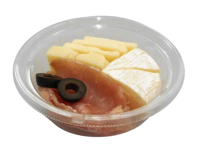 セブンイレブンの生ハムとナチュラルチーズ盛り合わせを比較する。税込価格：387円、カロリー：198kcal、1円あたりカロリー：0.51kcal/円、たんぱく質：14.2g、1円あたりたんぱく質：0.04g/円、脂質：14.7g、炭水化物：2.2g、糖質：2.1g、食物繊維：0.1g、食塩相当量：1.3g。ゴーダ、チェダー、カマンベールの３種類のチーズと生ハムとオリーブを盛り付けたおつまみ仕立てです。アレルギー：乳。