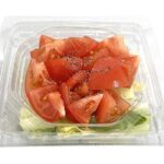 セブンイレブンのトマトとレタスのイタリアンサラダを比較する。税込価格：365円、カロリー：172kcal、1円あたりカロリー：0.47kcal/円、たんぱく質：1.8g、1円あたりたんぱく質：0.01未満g/円、脂質：14.4g、炭水化物：10g、糖質：7.4g、食物繊維：2.6g、食塩相当量：0.3g。たっぷりのトマトとレタスをイタリアンドレッシングで召し上がっていただくシンプルながら満足感のあるサラダです。アレルギー：小麦。