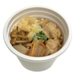 セブンイレブンのたんぱく質が摂れる鶏ときのこの和風スープを比較する。税込価格：387円、カロリー：174kcal、1円あたりカロリー：0.45kcal/円、たんぱく質：21.6g、1円あたりたんぱく質：0.06g/円、脂質：8.1g、炭水化物：4.8g、糖質：2.3g、食物繊維：2.5g、食塩相当量：3g。鶏ときのこがメイン具材のだしと醤油をベースとした和風スープです。アレルギー：小麦。