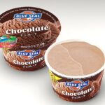セブンイレブンのブルーシールカップ チョコレートを比較する。税込価格：184円。アレルギー：乳。