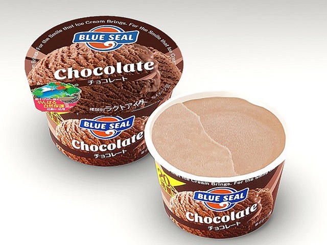セブンイレブンのブルーシールカップ チョコレートを比較する。税込価格：184円。アレルギー：乳。