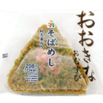セブンイレブンのおおきなおむすび そばめし 紅生姜入りを比較する。税込価格：225円、カロリー：330kcal、1円あたりカロリー：1.47kcal/円、たんぱく質：5.5g、1円あたりたんぱく質：0.02g/円、脂質：7.9g、炭水化物：60.3g、糖質：58g、食物繊維：2.3g、食塩相当量：3.5g。スパイシーな焼きそばとご飯に甘辛いソースで味付けした食べ応えのあるおむすびです。アレルギー：卵、小麦、えび。