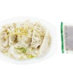 セブンイレブンの１／２日分の野菜 ポン酢で食べる水餃子を比較する。税込価格：430円、カロリー：317kcal、1円あたりカロリー：0.74kcal/円、たんぱく質：15.8g、1円あたりたんぱく質：0.04g/円、脂質：8.7g、炭水化物：45.5g、糖質：42.1g、食物繊維：3.4g、食塩相当量：5.1g。水餃子に、柚子の風味が香るポン酢をかけて食べる仕立てです。ボイルしたキャベツ、玉ねぎ、大根おろし、長葱、生姜を盛りつけています。アレルギー：卵、小麦。