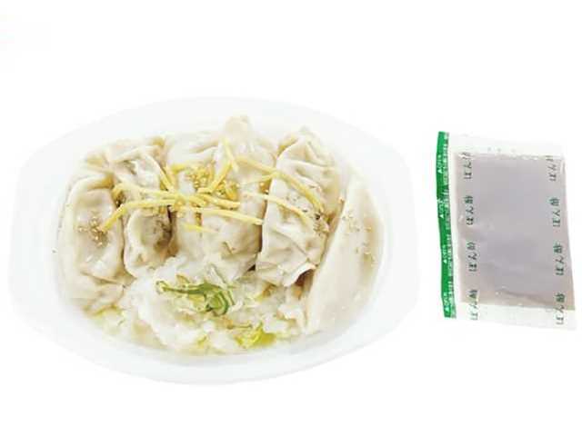 セブンイレブンの１／２日分の野菜 ポン酢で食べる水餃子を比較する。税込価格：430円、カロリー：317kcal、1円あたりカロリー：0.74kcal/円、たんぱく質：15.8g、1円あたりたんぱく質：0.04g/円、脂質：8.7g、炭水化物：45.5g、糖質：42.1g、食物繊維：3.4g、食塩相当量：5.1g。水餃子に、柚子の風味が香るポン酢をかけて食べる仕立てです。ボイルしたキャベツ、玉ねぎ、大根おろし、長葱、生姜を盛りつけています。アレルギー：卵、小麦。