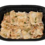 セブンイレブンのねぎ塩豚カルビ弁当（もち麦ごはん）を比較する。税込価格：562円、カロリー：593kcal、1円あたりカロリー：1.06kcal/円、たんぱく質：21.3g、1円あたりたんぱく質：0.04g/円、脂質：18.7g、炭水化物：88.3g、糖質：81.6g、食物繊維：6.7g、食塩相当量：1.4g。豚肉の旨味と、にんにくとごま油がきいた塩だれを合わせた豚カルビ弁当です。アレルギー：なし。