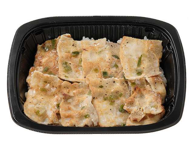 セブンイレブンのねぎ塩豚カルビ弁当（もち麦ごはん）を比較する。税込価格：562円、カロリー：593kcal、1円あたりカロリー：1.06kcal/円、たんぱく質：21.3g、1円あたりたんぱく質：0.04g/円、脂質：18.7g、炭水化物：88.3g、糖質：81.6g、食物繊維：6.7g、食塩相当量：1.4g。豚肉の旨味と、にんにくとごま油がきいた塩だれを合わせた豚カルビ弁当です。アレルギー：なし。