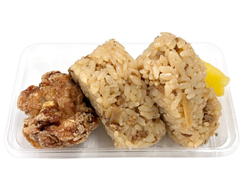セブンイレブンの鶏めしおむすびセットを比較する。税込価格：421円、カロリー：440kcal、1円あたりカロリー：1.04kcal/円、たんぱく質：14.7g、1円あたりたんぱく質：0.03g/円、脂質：13.8g、炭水化物：65.5g、糖質：63g、食物繊維：2.5g、食塩相当量：2.6g。地域に馴染みのある鶏めしおむすび２個と、おかずが入った手軽なセット商品です。アレルギー：卵、乳、小麦。