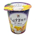 セブンイレブンの７プレミアム 入れすぎ果実とヨーグルト ２７０ｇを比較する。税込価格：421円、カロリー：98kcal、1円あたりカロリー：0.23kcal/円、たんぱく質：3.8g、1円あたりたんぱく質：0.01g/円、脂質：2.5g、炭水化物：15.3g、糖質：14.9g、食物繊維：0.4g、食塩相当量：0.1g。２種の果実とナタデココ入りの、大容量のフルーツヨーグルトです。たっぷり具材が楽しめるヨーグルトです。アレルギー：乳。