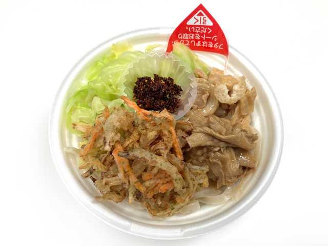 セブンイレブンの富士吉田名物 吉田のうどん 肉天を比較する。税込価格：594円、カロリー：627kcal、1円あたりカロリー：1.06kcal/円、たんぱく質：31.8g、1円あたりたんぱく質：0.05g/円、脂質：15.9g、炭水化物：91.7g、糖質：86.4g、食物繊維：5.3g、食塩相当量：6.1g。原材料高騰に伴い商品価格を税抜５５０円に変更しております。茹でキャベツ、豚肉煮、磯辺ばら天、刻み油揚げ、辛味調味料のすりだねを使用した吉田のうどんです。アレルギー：小麦。