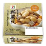 セブンイレブンの７プレミアム 野菜豆を比較する。税込価格：181円、カロリー：75kcal、1円あたりカロリー：0.41kcal/円、たんぱく質：4.2g、1円あたりたんぱく質：0.02g/円、脂質：2g、炭水化物：12.8g、糖質：7.5g、食物繊維：5.3g、食塩相当量：0.8g。ご飯のおかずにピッタリの野菜豆です。２回に分けて便利に食べることができます。アレルギー：小麦。