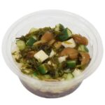 セブンイレブンの混ぜて食べる海藻とおろしのだしジュレサラダを比較する。税込価格：322円、カロリー：54kcal、1円あたりカロリー：0.17kcal/円、たんぱく質：2.9g、1円あたりたんぱく質：0.01g/円、脂質：0.3g、炭水化物：11g、糖質：8.9g、食物繊維：2.1g、食塩相当量：2g。長芋，なめこ，松島湾産アカモク，めかぶと、きゅうり，大根の鬼おろし，だしジュレを混ぜて食べるさっぱりとしたサラダです。アレルギー：小麦。