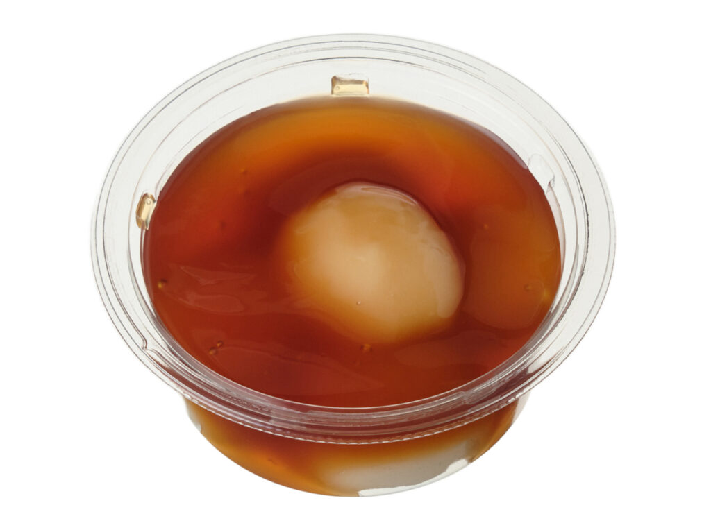 セブンイレブンの◎もっちりみたらし団子を比較する。税込価格：238円、カロリー：282kcal、1円あたりカロリー：1.19kcal/円、たんぱく質：3g、1円あたりたんぱく質：0.01g/円、脂質：0.5g、炭水化物：66.6g、糖質：66.3g、食物繊維：0.3g、食塩相当量：1.1g。旨味と塩味の効いたさっぱりとした味わいのタレで食べる、カップに入ったみたらし団子です。アレルギー：小麦。