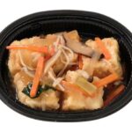 セブンイレブンの野菜あんかけの揚げだし豆腐を比較する。税込価格：397円、カロリー：245kcal、1円あたりカロリー：0.62kcal/円、たんぱく質：17g、1円あたりたんぱく質：0.04g/円、脂質：16.5g、炭水化物：8.4g、糖質：5.8g、食物繊維：2.6g、食塩相当量：1.3g。彩りある野菜ときのこを使用した具だくさんなあんかけ仕立ての揚げだし豆腐。アレルギー：卵、小麦。