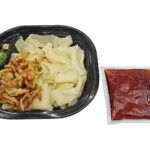 セブンイレブンの冷しぶっかけひもかわ 群馬県産小麦使用麺を比較する。税込価格：430円、カロリー：551kcal、1円あたりカロリー：1.28kcal/円、たんぱく質：9.6g、1円あたりたんぱく質：0.02g/円、脂質：8.9g、炭水化物：109.9g、糖質：106.2g、食物繊維：3.7g、食塩相当量：4.2g。幅広麺が特長の群馬県発祥の郷土料理であるひもかわうどんです。もっちりとした食感の麺に、野菜の天ぷら、ねぎ、生姜を盛り付けました。アレルギー：卵、乳、小麦。