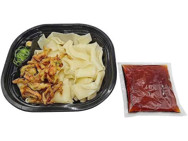 セブンイレブンの冷しぶっかけひもかわ 群馬県産小麦使用麺を比較する。税込価格：430円、カロリー：551kcal、1円あたりカロリー：1.28kcal/円、たんぱく質：9.6g、1円あたりたんぱく質：0.02g/円、脂質：8.9g、炭水化物：109.9g、糖質：106.2g、食物繊維：3.7g、食塩相当量：4.2g。幅広麺が特長の群馬県発祥の郷土料理であるひもかわうどんです。もっちりとした食感の麺に、野菜の天ぷら、ねぎ、生姜を盛り付けました。アレルギー：卵、乳、小麦。