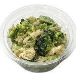 セブンイレブンのブロッコリーの胡麻マヨ和えを比較する。税込価格：300円、カロリー：176kcal、1円あたりカロリー：0.59kcal/円、たんぱく質：6.1g、1円あたりたんぱく質：0.02g/円、脂質：13g、炭水化物：10.1g、糖質：7g、食物繊維：3.1g、食塩相当量：1.5g。国産ブロッコリーを使用したサラダです。ブロッコリーと油揚げを胡麻マヨネーズで和えコクのあるサラダにしました。アレルギー：卵、小麦。