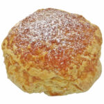 セブンイレブンのサクッとろクリームパイを比較する。税込価格：214円、カロリー：271kcal、1円あたりカロリー：1.27kcal/円、たんぱく質：4.5g、1円あたりたんぱく質：0.02g/円、脂質：14.3g、炭水化物：31.4g、糖質：30.8g、食物繊維：0.6g、食塩相当量：0.4g。ザラメを振りかけたパイ生地に、バニラ香るカスタードクリームを詰めたスイーツです。アレルギー：卵、乳、小麦。