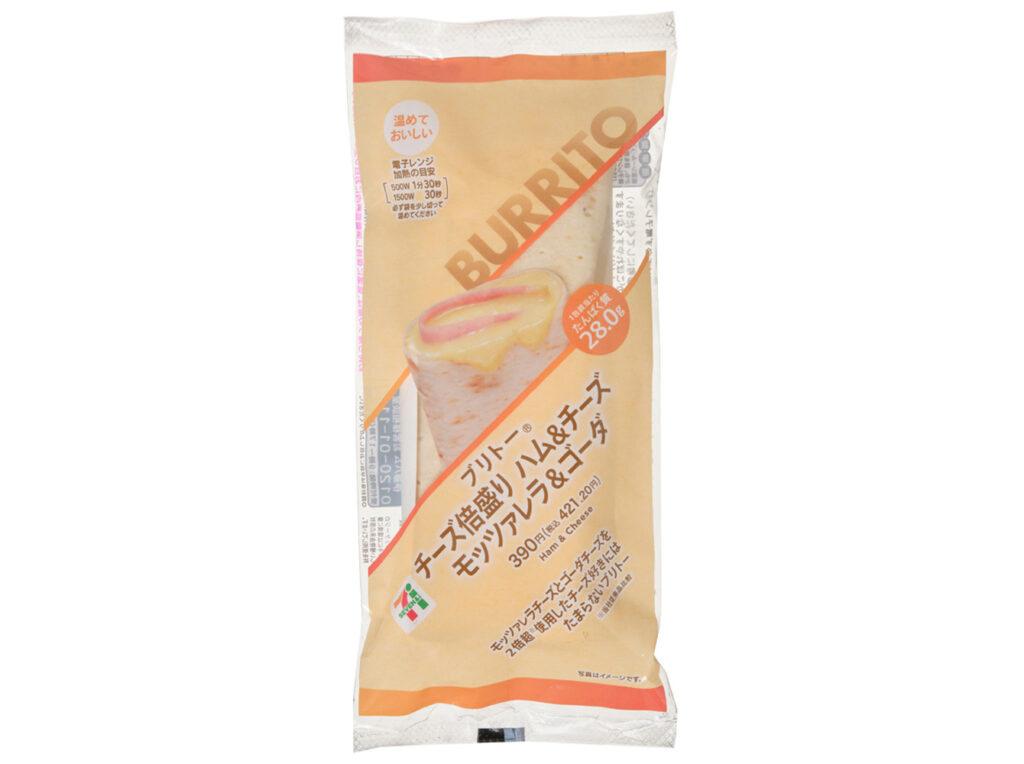 セブンイレブンのブリトーチーズ倍盛りハム＆チーズを比較する。税込価格：421円、カロリー：441kcal、1円あたりカロリー：1.05kcal/円、たんぱく質：28g、1円あたりたんぱく質：0.07g/円、脂質：23.4g、炭水化物：31.1g、糖質：29.6g、食物繊維：1.5g、食塩相当量：2g。モッツァレラチーズとゴーダチーズを２倍超使用したブリトー。※なお、糖質は２６．９ｇ～２９．６ｇ、食物繊維は１．５ｇ～４．２ｇと幅がありますのでご注意ください。アレルギー：卵、乳、小麦。