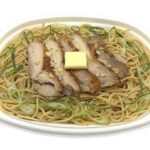 セブンイレブンのチキンステーキのせ バター醤油パスタを比較する。税込価格：626円、カロリー：754kcal、1円あたりカロリー：1.20kcal/円、たんぱく質：38.6g、1円あたりたんぱく質：0.06g/円、脂質：20.6g、炭水化物：106.1g、糖質：100.9g、食物繊維：5.2g、食塩相当量：5.7g。たっぷりの麺にチキンステーキをのせた食べ応えのあるパスタ。原料高騰により、価格を５６０円（税抜）から５８０円（税抜）に変更させていただきます。アレルギー：乳、小麦。