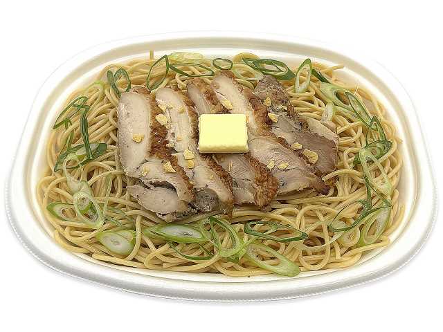 セブンイレブンのチキンステーキのせ バター醤油パスタを比較する。税込価格：626円、カロリー：754kcal、1円あたりカロリー：1.20kcal/円、たんぱく質：38.6g、1円あたりたんぱく質：0.06g/円、脂質：20.6g、炭水化物：106.1g、糖質：100.9g、食物繊維：5.2g、食塩相当量：5.7g。たっぷりの麺にチキンステーキをのせた食べ応えのあるパスタ。原料高騰により、価格を５６０円（税抜）から５８０円（税抜）に変更させていただきます。アレルギー：乳、小麦。