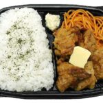 セブンイレブンのガーリックチキン弁当を比較する。税込価格：700円、カロリー：656kcal、1円あたりカロリー：0.94kcal/円、たんぱく質：34g、1円あたりたんぱく質：0.05g/円、脂質：17g、炭水化物：94g、糖質：89.3g、食物繊維：4.7g、食塩相当量：5.1g。香ばしいガーリック醤油だれで味付けしたジューシーな鶏肉を盛り付けたお弁当です。アレルギー：卵、乳、小麦。