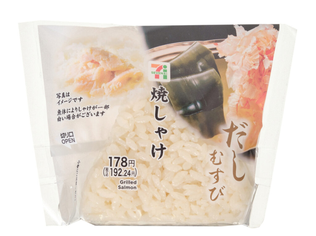 セブンイレブンのだしむすび 焼しゃけを比較する。税込価格：192円、カロリー：183kcal、1円あたりカロリー：0.95kcal/円、たんぱく質：4.6g、1円あたりたんぱく質：0.02g/円、脂質：1.8g、炭水化物：37.9g、糖質：36.4g、食物繊維：1.5g、食塩相当量：1.7g。だしの芳醇な香りと深い旨みを味わえるだし飯おむすびです。中具には炭火で香ばしく焼き上げたしゃけを合わせました。アレルギー：小麦。