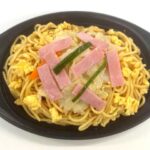 セブンイレブンの道東限定 塩味スパゲティを比較する。税込価格：430円、カロリー：591kcal、1円あたりカロリー：1.37kcal/円、たんぱく質：24.6g、1円あたりたんぱく質：0.06g/円、脂質：15.3g、炭水化物：92.3g、糖質：85.2g、食物繊維：7.1g、食塩相当量：6.1g。道東エリア限定商品。香ばしく炒めた麺にポークハムと野菜、玉子炒めを乗せた食べ応えのある塩味スパゲティです。アレルギー：卵、乳、小麦。