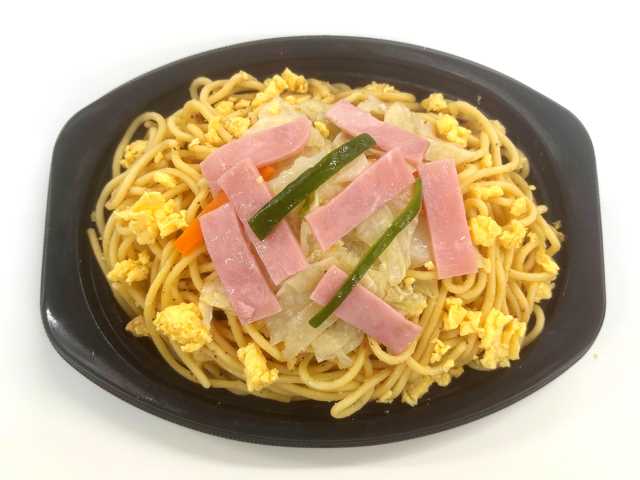セブンイレブンの道東限定 塩味スパゲティを比較する。税込価格：430円、カロリー：591kcal、1円あたりカロリー：1.37kcal/円、たんぱく質：24.6g、1円あたりたんぱく質：0.06g/円、脂質：15.3g、炭水化物：92.3g、糖質：85.2g、食物繊維：7.1g、食塩相当量：6.1g。道東エリア限定商品。香ばしく炒めた麺にポークハムと野菜、玉子炒めを乗せた食べ応えのある塩味スパゲティです。アレルギー：卵、乳、小麦。