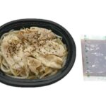 セブンイレブンのぽん酢で食べる豚もやしを比較する。税込価格：387円、カロリー：86kcal、1円あたりカロリー：0.22kcal/円、たんぱく質：11.2g、1円あたりたんぱく質：0.03g/円、脂質：2.3g、炭水化物：6.2g、糖質：3.9g、食物繊維：2.3g、食塩相当量：2.7g。シャキシャキのもやしと豚肉を、ポン酢でさっぱりと食べていただける商品。黒い容器に変更し、豚肉比率をアップ。アレルギー：小麦。