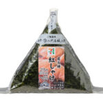 セブンイレブンの手巻おにぎり 炭火焼紅しゃけを比較する。税込価格：232円、カロリー：174kcal、1円あたりカロリー：0.75kcal/円、たんぱく質：4.6g、1円あたりたんぱく質：0.02g/円、脂質：1.8g、炭水化物：35.9g、糖質：34g、食物繊維：1.9g、食塩相当量：0.9g。炭火で香ばしく焼き上げた紅しゃけを中具にした、パリッとした海苔を巻いて食べる手巻おにぎりです。アレルギー：なし。