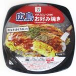 セブンイレブンの７プレミアム 広島お好み焼き。税込価格：495円、カロリー：500kcal、たんぱく質：19g、脂質：14.8g、炭水化物：76g、糖質：69.2g、食物繊維：6.8g、食塩相当量：4.6g。オタフクソースを使用した広島お好み焼きです。アレルギー：卵、小麦。