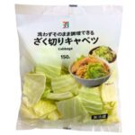 セブンイレブンの７プレミアム ざく切りキャベツ。税込価格：119円、カロリー：35kcal、たんぱく質：1.8g、脂質：0.2g、炭水化物：7.8g、糖質：5.1g、食物繊維：2.7g、食塩相当量：0g。洗わずにそのまま食べられる、手軽で便利なざく切りのキャベツです。麺類の具材，野菜炒め，浅漬けなど、様々なメニューに使用いただけます。アレルギー：なし。