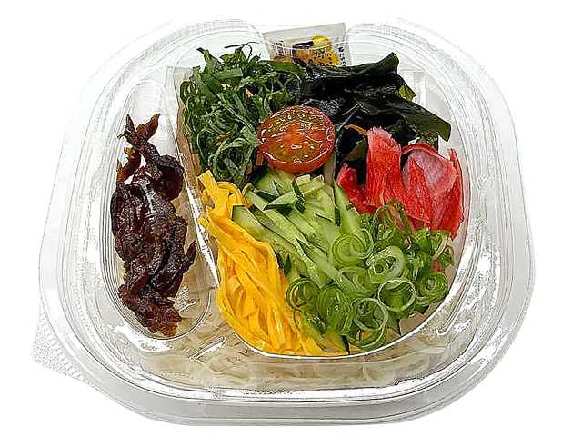 ダシが決め手 ぶっかけ素麺 セブンイレブン 気温上昇時にさっぱりと食べられるぶっかけタイプの素麺。かつお、焼きあご、うるめ、いわし、さば等を使用したつゆを具材と絡めて食べる商品。