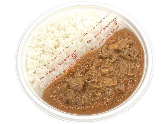セブンイレブンのまんぷくポークカレーを比較する。税込価格：646円、カロリー：729kcal、1円あたりカロリー：1.13kcal/円、たんぱく質：19.3g、1円あたりたんぱく質：0.03g/円、脂質：20.8g、炭水化物：120.8g、糖質：111.4g、食物繊維：9.4g、食塩相当量：4.6g。お肉の旨味や野菜と果実の甘味が溶け込んだ食べ応えのあるポークカレーです。アレルギー：乳、小麦。