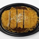 セブンイレブンの道東限定 ミートスパカツを比較する。税込価格：678円、カロリー：950kcal、1円あたりカロリー：1.40kcal/円、たんぱく質：32.8g、1円あたりたんぱく質：0.05g/円、脂質：45.5g、炭水化物：104.8g、糖質：99.7g、食物繊維：5.1g、食塩相当量：4.4g。道東エリア限定商品。ミートソースとトンカツを盛り付けた食べ応えのあるパスタです。アレルギー：卵、乳、小麦。