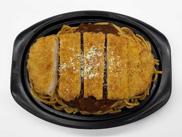セブンイレブンの道東限定 ミートスパカツを比較する。税込価格：678円、カロリー：950kcal、1円あたりカロリー：1.40kcal/円、たんぱく質：32.8g、1円あたりたんぱく質：0.05g/円、脂質：45.5g、炭水化物：104.8g、糖質：99.7g、食物繊維：5.1g、食塩相当量：4.4g。道東エリア限定商品。ミートソースとトンカツを盛り付けた食べ応えのあるパスタです。アレルギー：卵、乳、小麦。