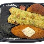 セブンイレブンの海苔弁当 ちくわ磯辺天２本入りを比較する。税込価格：689円、カロリー：864kcal、1円あたりカロリー：1.25kcal/円、たんぱく質：23g、1円あたりたんぱく質：0.03g/円、脂質：30.4g、炭水化物：126.5g、糖質：122.8g、食物繊維：3.7g、食塩相当量：3.9g。ちくわ磯辺天２本、白身フライ、コロッケなどを盛り付けた海苔弁当です。アレルギー：卵、乳、小麦。
