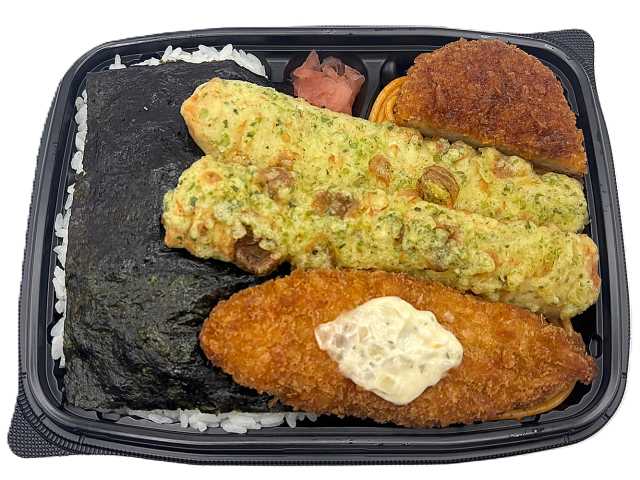 セブンイレブンの海苔弁当 ちくわ磯辺天２本入りを比較する。税込価格：689円、カロリー：864kcal、1円あたりカロリー：1.25kcal/円、たんぱく質：23g、1円あたりたんぱく質：0.03g/円、脂質：30.4g、炭水化物：126.5g、糖質：122.8g、食物繊維：3.7g、食塩相当量：3.9g。ちくわ磯辺天２本、白身フライ、コロッケなどを盛り付けた海苔弁当です。アレルギー：卵、乳、小麦。