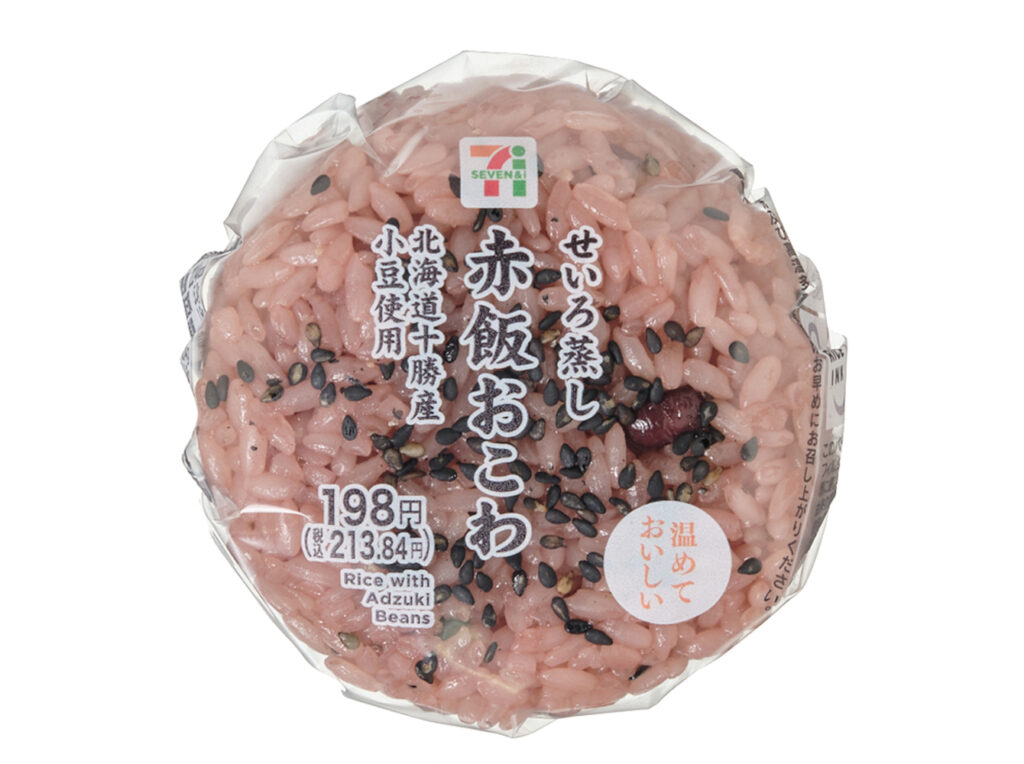 セブンイレブンのせいろ蒸し 赤飯おこわおむすびを比較する。税込価格：214円、カロリー：224kcal、1円あたりカロリー：1.05kcal/円、たんぱく質：5.3g、1円あたりたんぱく質：0.02g/円、脂質：1.6g、炭水化物：48g、糖質：46.4g、食物繊維：1.6g、食塩相当量：0.5g。原材料高騰の為、商品価格を変更しております。もち米をせいろで丁寧に蒸し上げたおこわおむすびです。あっさりとした甘みの北海道十勝産の小豆を使用しています。アレルギー：なし。