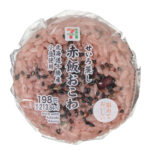 セブンイレブンのせいろ蒸し 赤飯おこわおむすびを比較する。税込価格：214円、カロリー：224kcal、1円あたりカロリー：1.05kcal/円、たんぱく質：5.3g、1円あたりたんぱく質：0.02g/円、脂質：1.6g、炭水化物：48g、糖質：46.4g、食物繊維：1.6g、食塩相当量：0.5g。原材料高騰の為、商品価格を変更しております。もち米をせいろで丁寧に蒸し上げたおこわおむすびです。あっさりとした甘みの北海道十勝産の小豆を使用しています。アレルギー：なし。