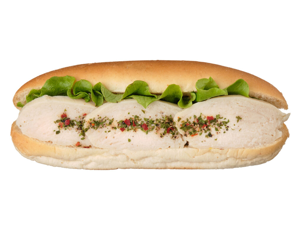セブンイレブンのたんぱく質が摂れるチキンロールを比較する。税込価格：430円、カロリー：227kcal、1円あたりカロリー：0.53kcal/円、たんぱく質：25.2g、1円あたりたんぱく質：0.06g/円、脂質：5.3g、炭水化物：22.6g、糖質：16.6g、食物繊維：6g、食塩相当量：2.2g。アミュリア（高食物繊維小麦粉）入りのパンに食感の良い人参・玉葱・ブロッコリーを混ぜ合わたサラダチキンを挟みました。アレルギー：卵、乳、小麦。