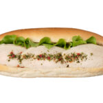 セブンイレブンのたんぱく質が摂れるチキンロールを比較する。税込価格：430円、カロリー：227kcal、1円あたりカロリー：0.53kcal/円、たんぱく質：25.2g、1円あたりたんぱく質：0.06g/円、脂質：5.3g、炭水化物：22.6g、糖質：16.6g、食物繊維：6g、食塩相当量：2.2g。アミュリア（高食物繊維小麦粉）入りのパンに食感の良い人参・玉葱・ブロッコリーを混ぜ合わたサラダチキンを挟みました。アレルギー：卵、乳、小麦。