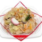 セブンイレブンのパリパリ麺の皿うどんを比較する。税込価格：626円、カロリー：510kcal、1円あたりカロリー：0.81kcal/円、たんぱく質：14.9g、1円あたりたんぱく質：0.02g/円、脂質：19.8g、炭水化物：71.6g、糖質：64.4g、食物繊維：7.2g、食塩相当量：3.8g。パリパリ麺を使用したあんかけ皿うどんです。味付けは白湯ベースでコクのある味わいです。アレルギー：小麦。